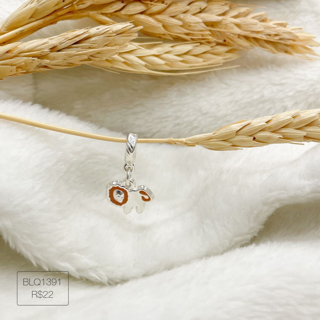 Berloque Leão Pendurado Esmaltado Prateado